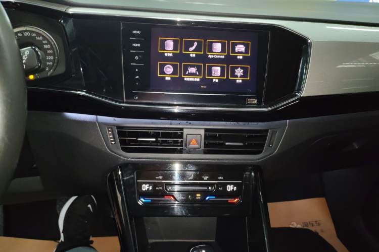 Used Volkswagen Tayron 2022 330TSI Two-Wheel Drive Luxury Smart Connectivity Version Audio And AC Panel