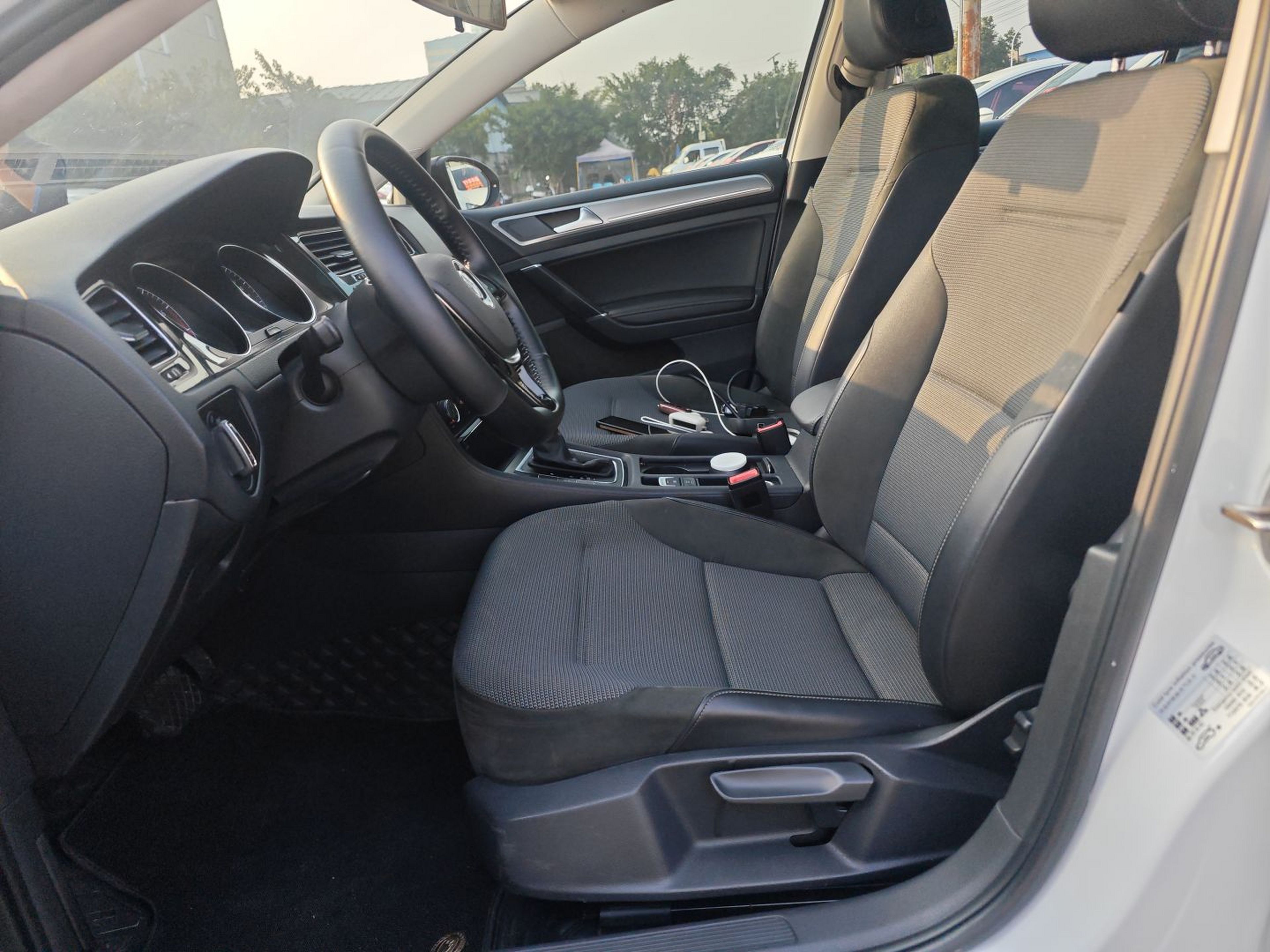 Переднее сиденье в автомобиле