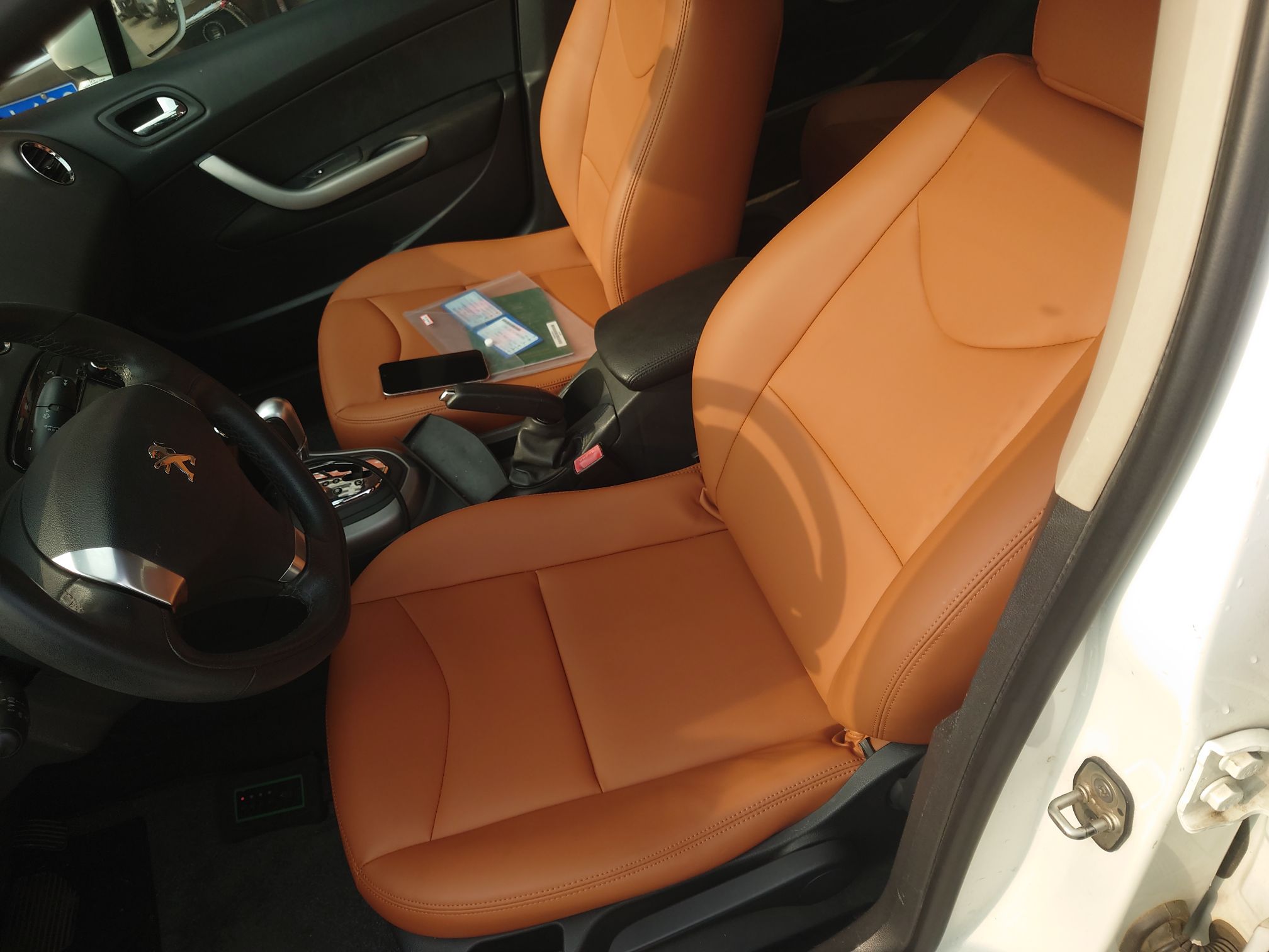 المقاعد الأمامية داخل السيارة