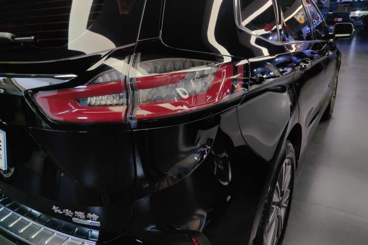 Used Ford Edge 2021 PLUS EcoBoost 245 Two-Wheel-Drive Platinum Edition 5 Seats
