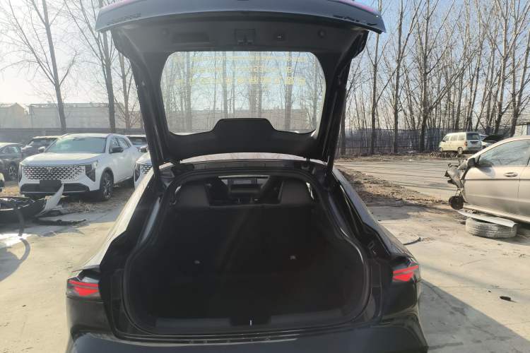 Used Changan UNI-V 2025 Model Third-Generation 2.0T Dynamic Edition
