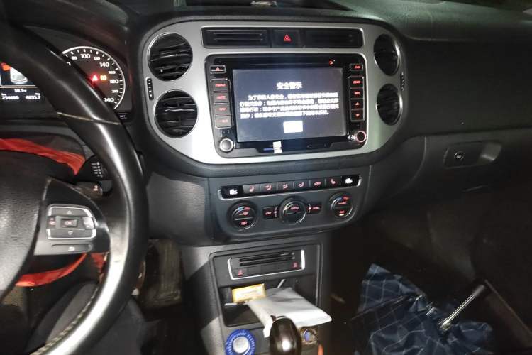 Used Volkswagen Tiguan 2015 1.8TSI Automatic Two-Wheel Drive Luxury Model Audio And AC Panel