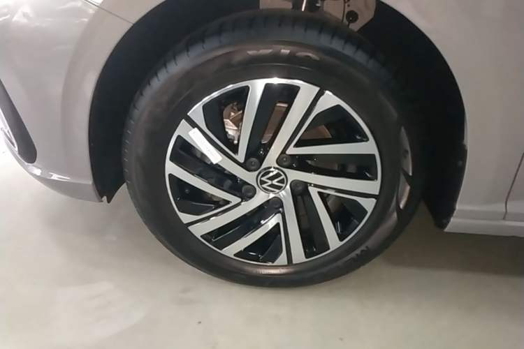 Used Volkswagen Lavida 2023 300TSI DSG Starry Full-Comfort Edition Left Front Wheel Hub