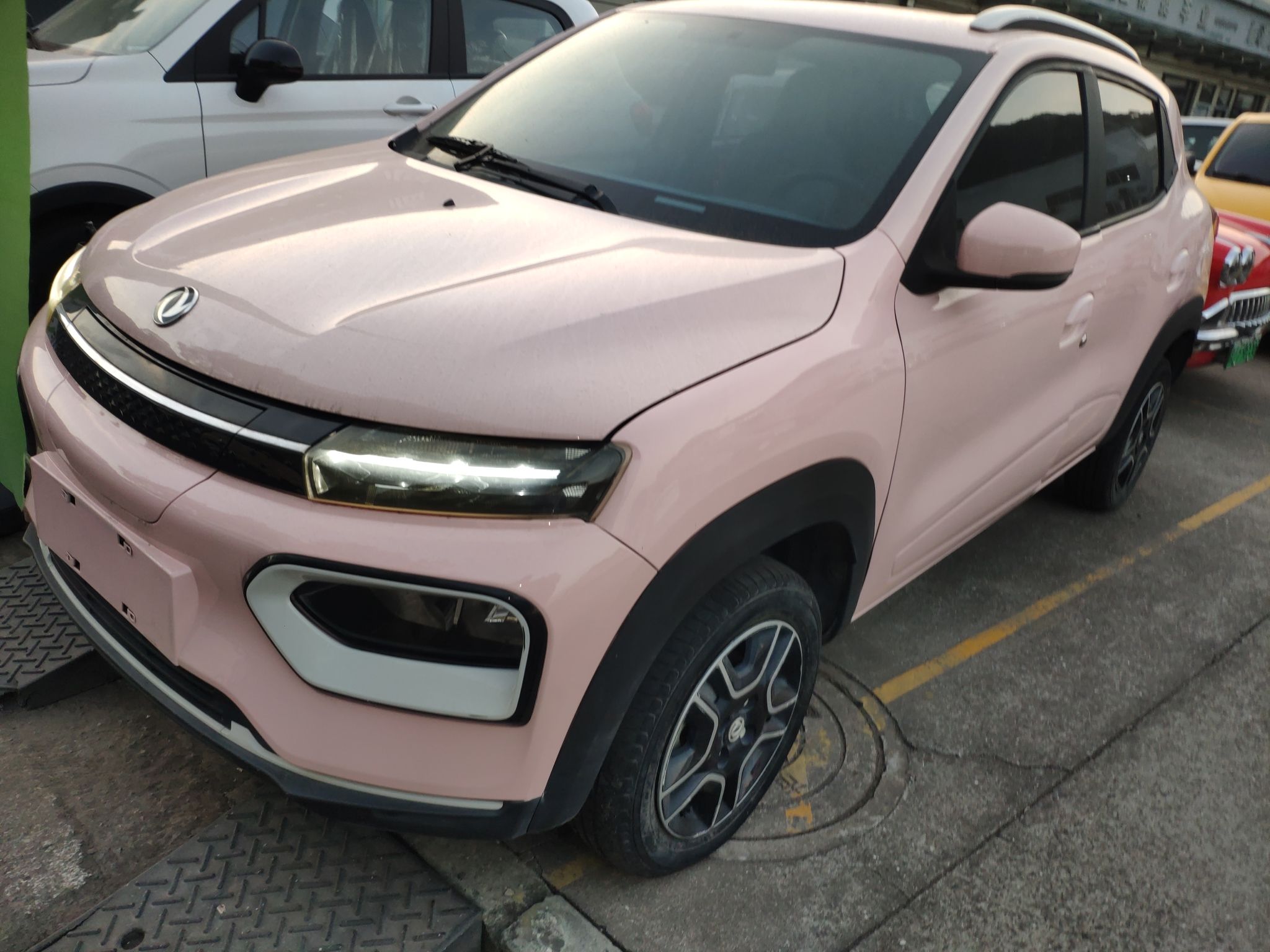 Под передней частью автомобиля