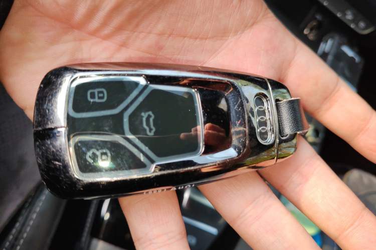 Used Audi Q5L Sportback 2022 40 TFSI Luxury Model Vehicle Key