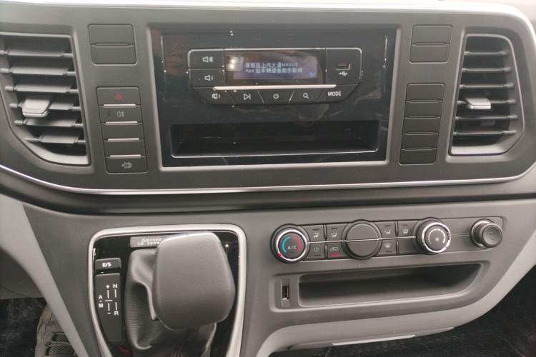 Used SAIC MAXUS Xintu V80 2024 Aotong Value Edition 6AMT Short Wheelbase Ultra-Low Roof 127 Ps 5/6 Seats
