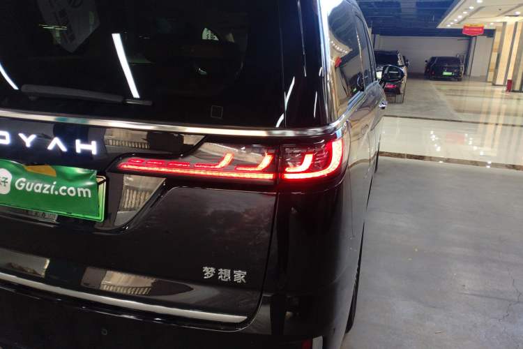 Used VOYAH Dream 2025 PHEV Four-Wheel-Drive Flagship Kunpeng Edition Right Rear Taillight