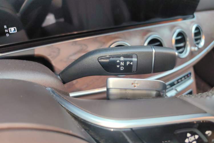 Used Mercedes-Benz E-Class 2023 Updated E 300 L Luxury Edition Gear Lever