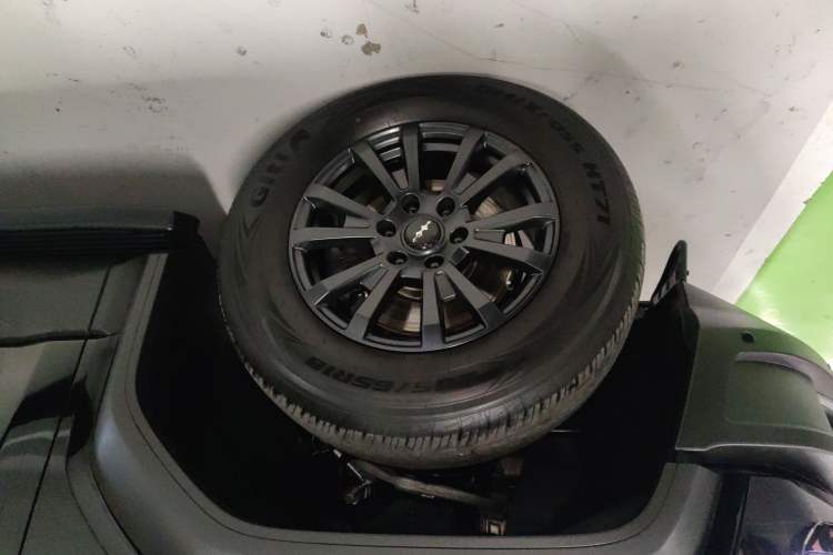 Used Formula Leopard 5 2023 Navigator Edition Left Front Wheel Hub