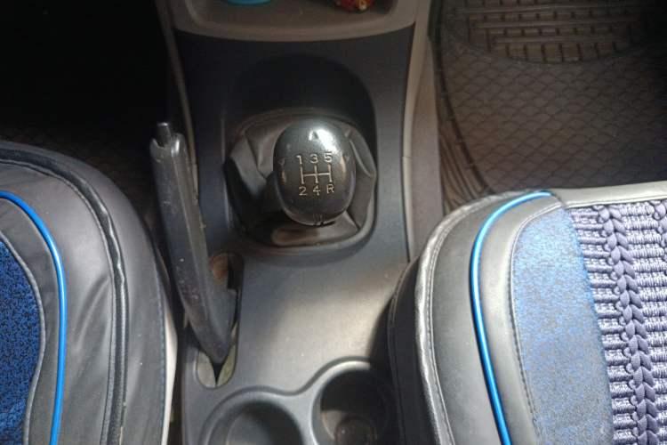 Used Mitsubishi Zinger 2010 2.0L Manual Classic Gear Lever
