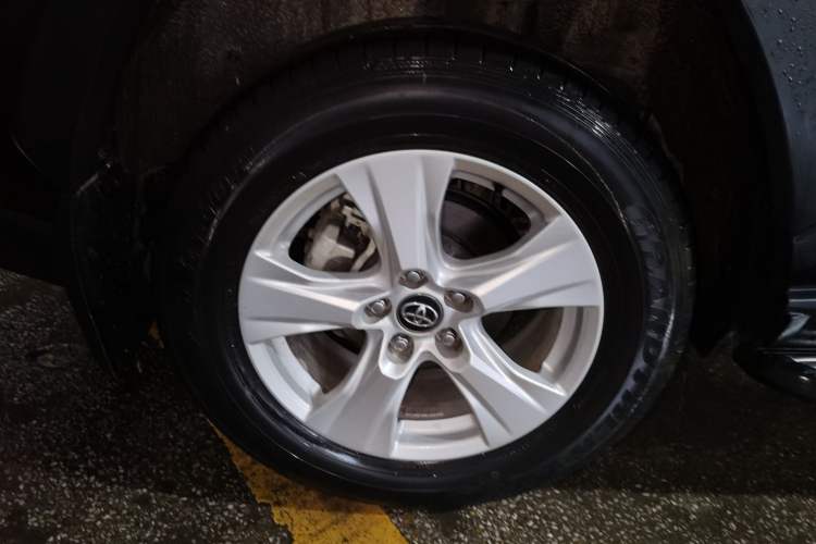 Used Toyota RAV4 2023 2.0L CVT Two-Wheel Drive Urban Edition Right Rear Wheel Hub