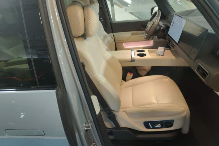 Used Li Auto MEGA 2024 Ultra Model
