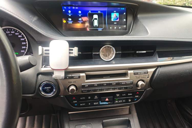 Used Lexus ES 2013 300h Elite Edition
