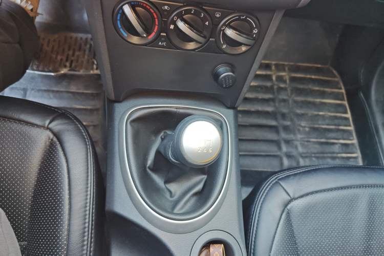 Used Nissan Qashqai 2015 2.0 XL Cool Fire MT 2WD Gear Lever