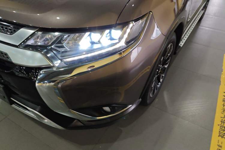 Used Mitsubishi Outlander 2019 2.4L 4x4 Zhi Xiang Edition 7 Seats China VI Standard
