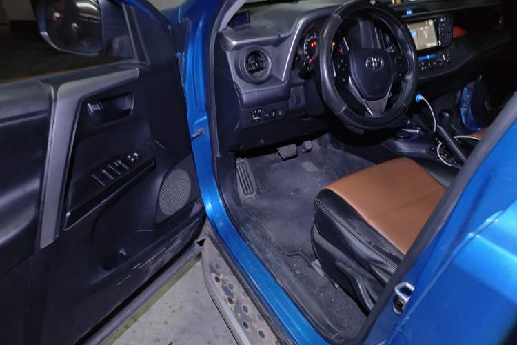 Used Toyota RAV4 2016 2.0L CVT Two-Wheel Drive Fashion Edition China V Standard Driver Seat