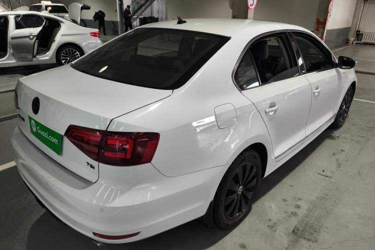 Used Volkswagen Sagitar 2015 230TSI Automatic Luxury Model
