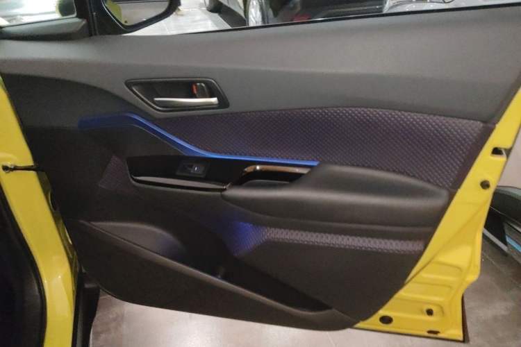 Used Toyota C-HR 2018 2.0L Luxury Sunroof Version China VI Standard Interior 5