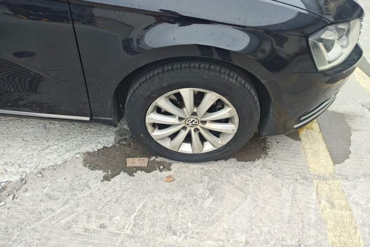 Used Volkswagen Magotan 2012 Revised 1.8TSI Luxury Version Right Front Wheel Hub