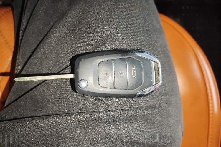 Used SAIC MAXUS Xintu V90 2022 2.0T Automatic Zhiyun King Rear-Drive Long Wheelbase High-Roof Design with Single Rear Tire—6/7 Seater