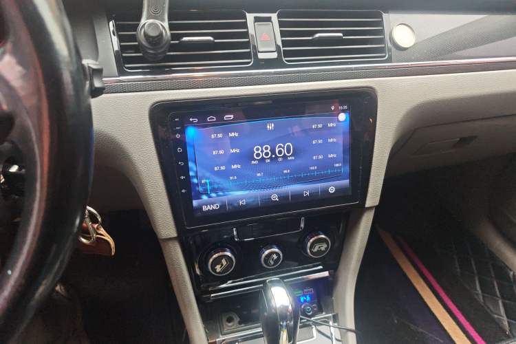 Used Volkswagen Bora 2014 1.6L Automatic Fashion Model Audio And AC Panel