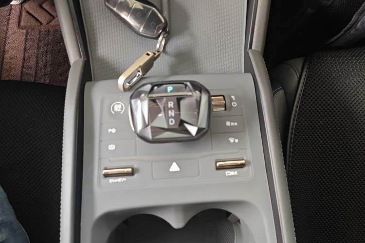 Used BYD Qin L 2025 DM-i Smart Drive 120KM Superior Model Gear Lever