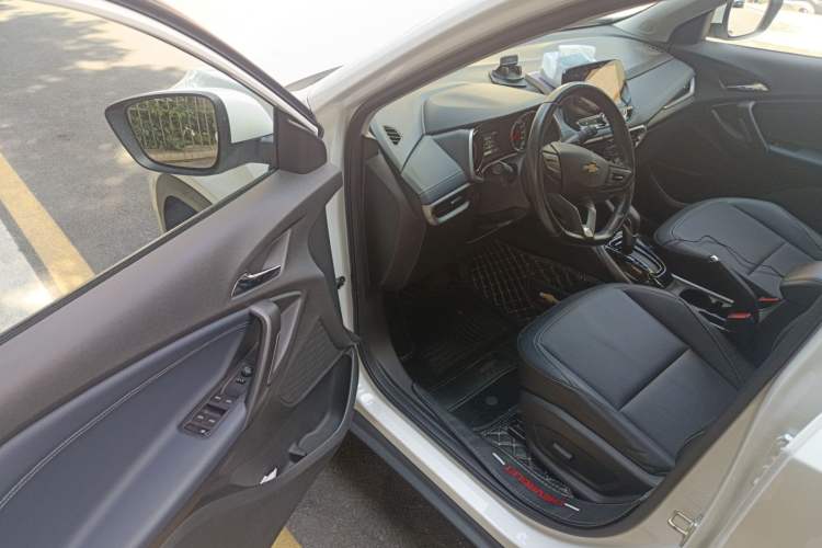 Used Chevrolet Trax 2021 325T Automatic Fun Edition China VI Standard Interior 3