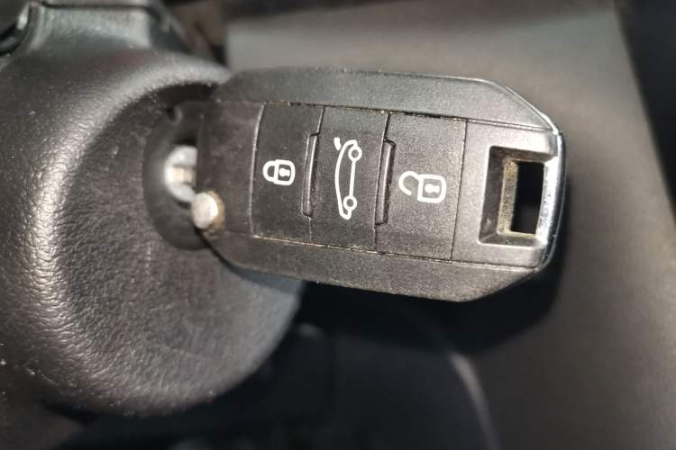 Used Peugeot 3008 2016 1.6THP Automatic Classic Edition Vehicle Key