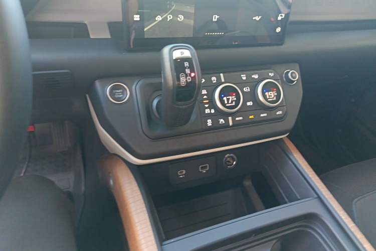 Used Land Rover Defender 2022 90 2.0T P300 X-DYNAMIC HSE Gear Lever