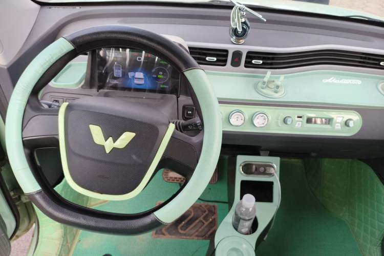 Used Wuling Hongguang MINIEV 2022 Macaron Fashion Model Lithium Iron Phosphate Center Console