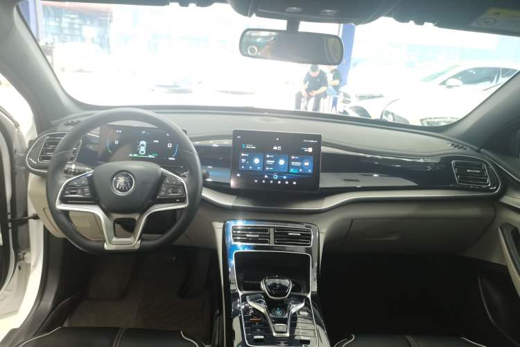 Used BYD Qin PLUS 2023 Champion Edition EV 420KM Superior Model Center Console