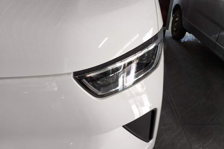 Used Wuling Yangguang 2025 Model 310KM Bus Edition—Customized by CATL
