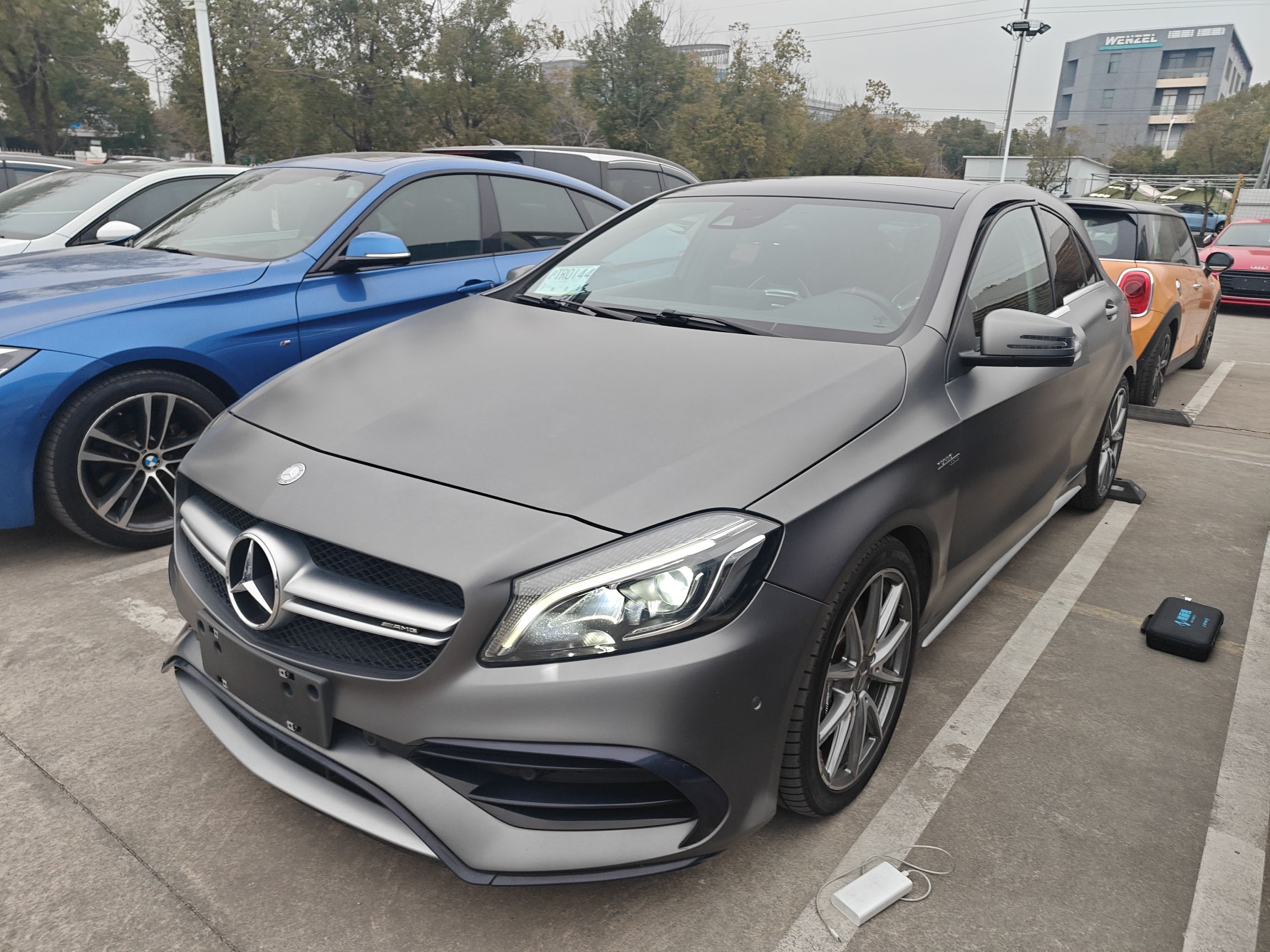 Под передней частью автомобиля