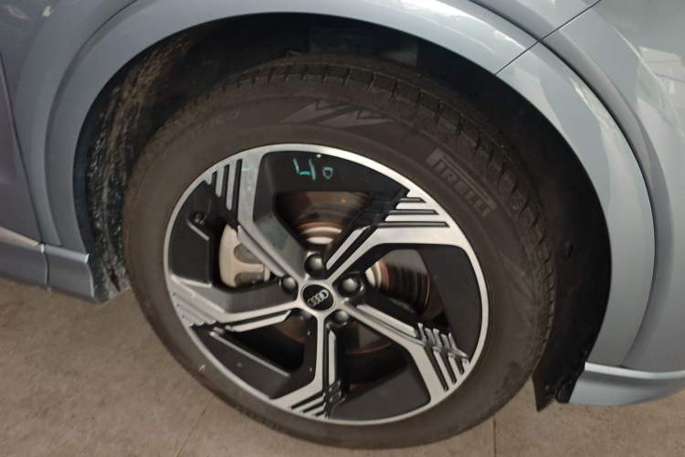 Used Audi Q4 e-tron 2023 50 e-tron quattro Visionary Edition Right Front Wheel Hub