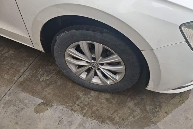 Used Volkswagen Bora 2016 1.6L Manual Fashion Edition Right Front Wheel Hub