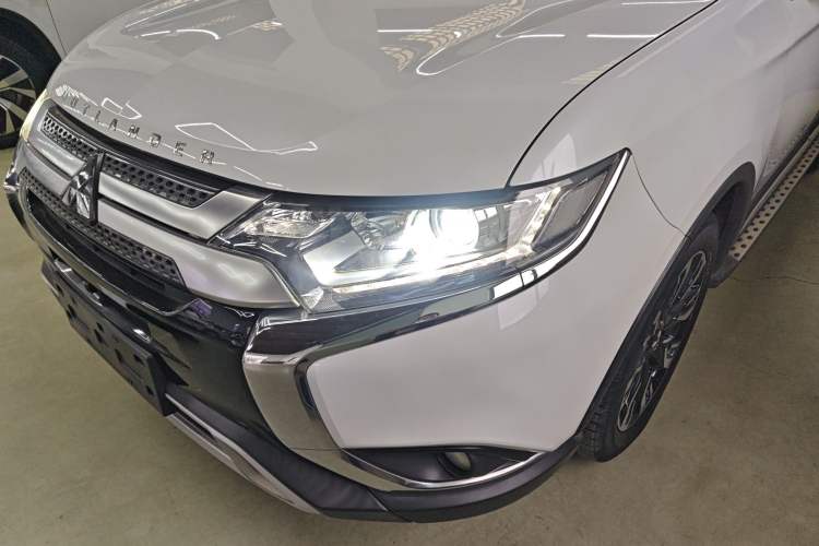Used Mitsubishi Outlander 2019 2.0L Two-Wheel Drive Comfort Edition 7-Seater China VI Standard