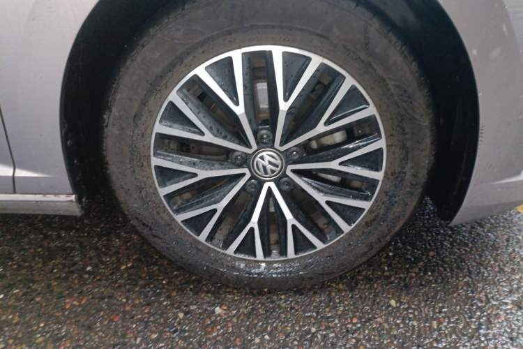 Used Volkswagen Sagitar 2021 280TSI DSG Comfort Connect Edition Right Front Wheel Hub