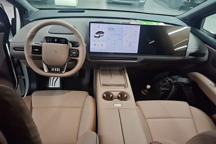 Used Li Auto i6 2025 Model Two-Wheel-Drive Standard Type
