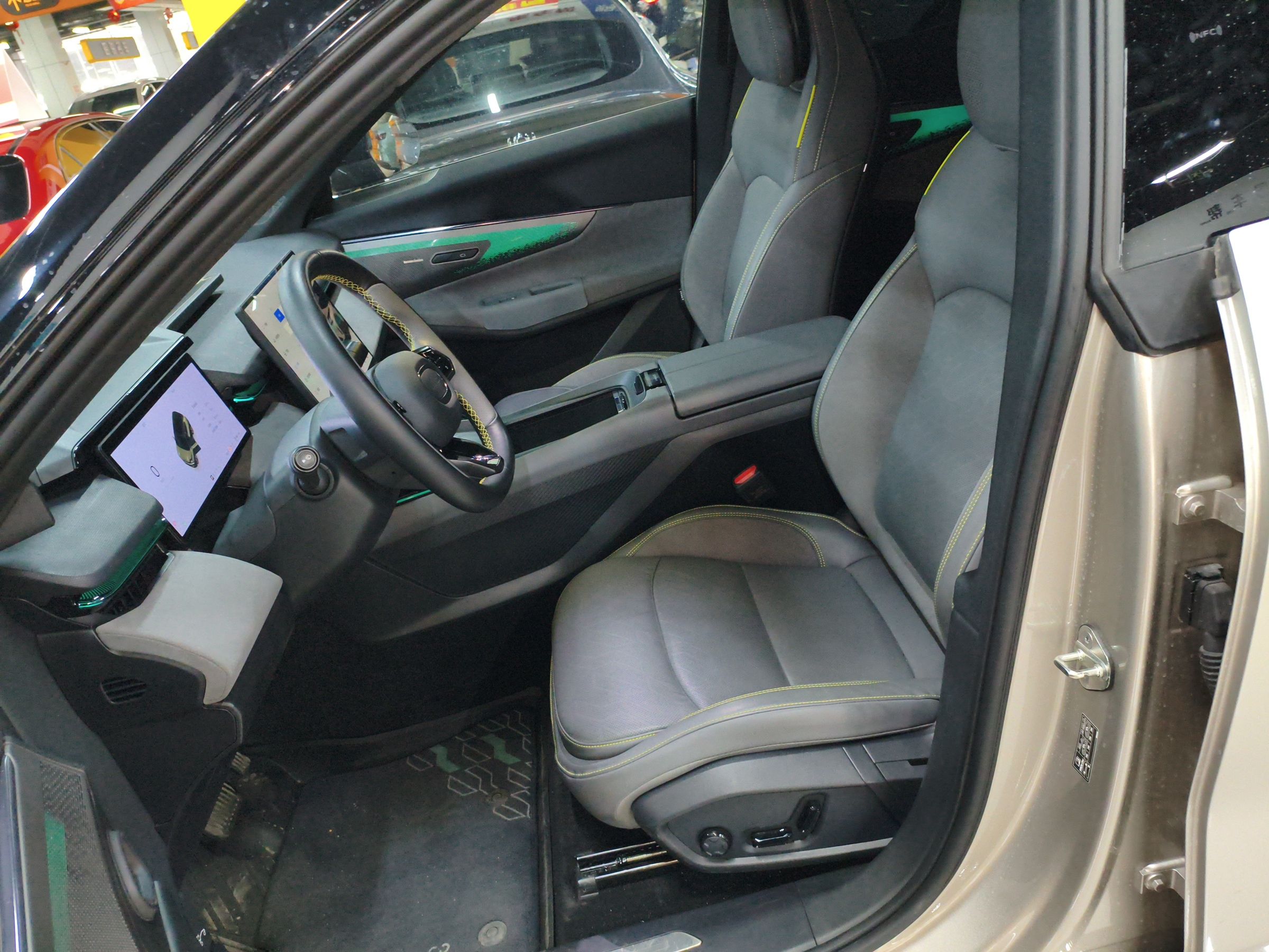 المقاعد الأمامية داخل السيارة