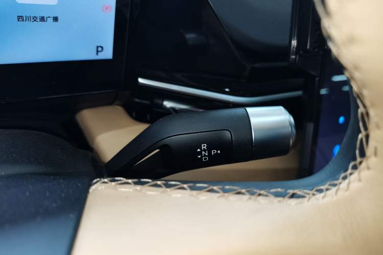 Used Geely Galaxy L6 2024 125km PLUS Dragon Edition Gear Lever