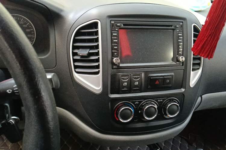 Used FORTHING Lingzhi 2014 V3 1.5L 7-Seater Comfort Model Audio And AC Panel