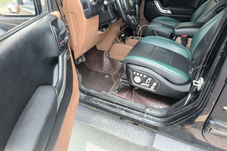 Used Jeep Wrangler 2012 3.6L Sahara Four-Door Edition Driver Seat