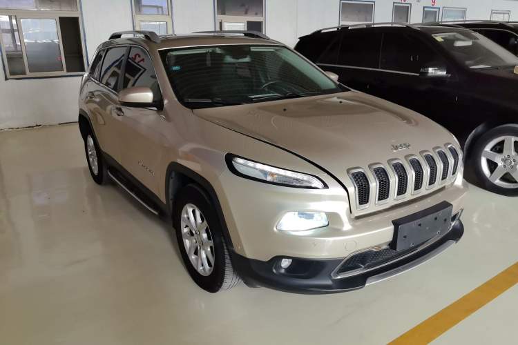 Used Jeep Cherokee 2016 2.4L Professional Smart Version
