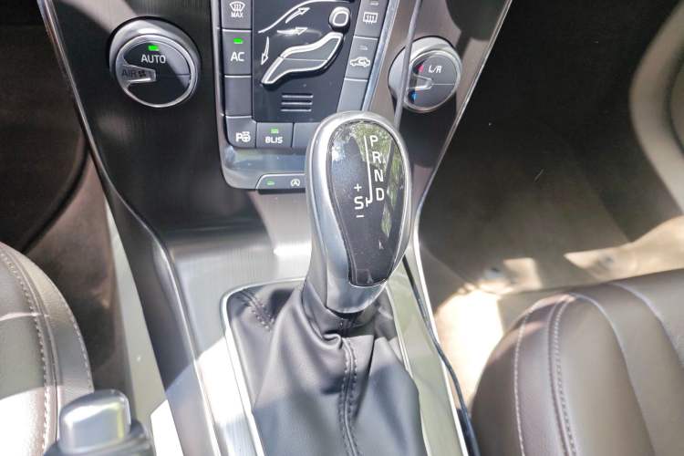 Used Volvo V40 2013 2.0T Zhiya Edition
