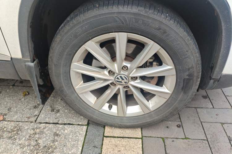 Used Volkswagen Tiguan 2016 280TSI Automatic Two-Wheel Drive Silk Road Comfort Edition Right Front Wheel Hub