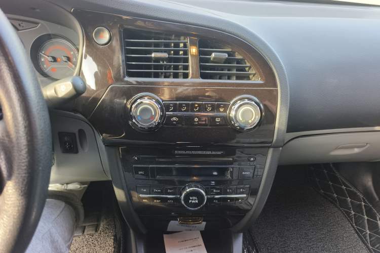 Used Soueast V3 Lingyue 2014 1.5L Manual Style Value Edition