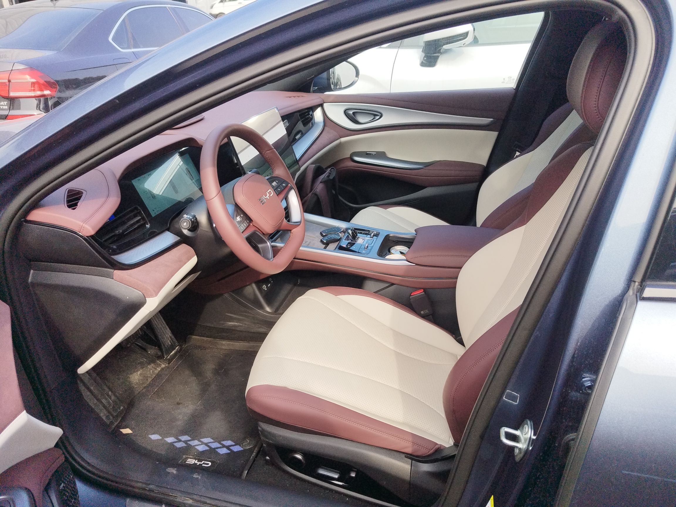 المقاعد الأمامية داخل السيارة