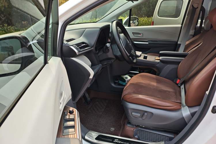 Used Toyota SIENNA 2024 2.5L Hybrid Comfort Edition Driver Seat