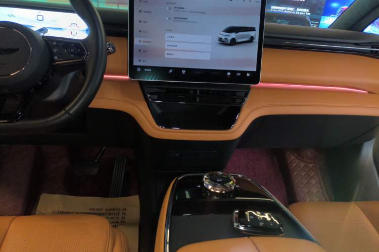 Used Geely Galaxy LEVC L380 2024 140-Degree 6-Seater All-Wheel-Drive Ultra