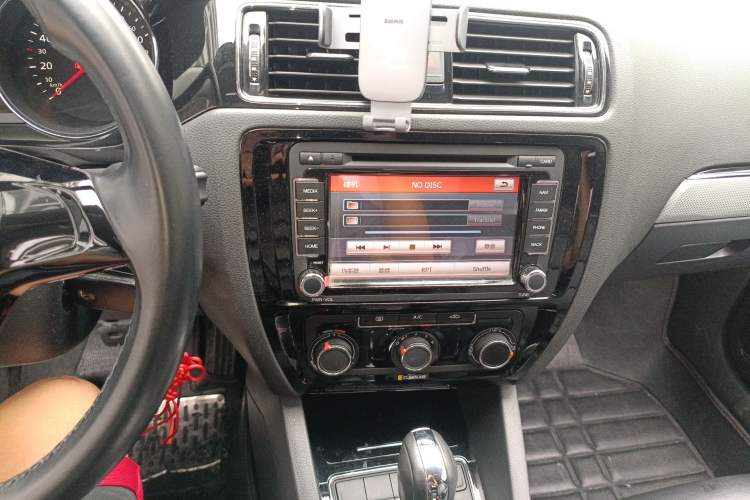 Used Volkswagen Sagitar 2015 1.6L Automatic Comfort Model Audio And AC Panel